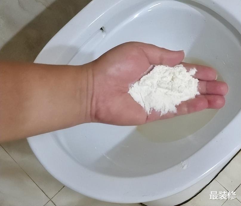 家里马桶又脏又黄,刷不干净怎么办?教你正确做法,干净又卫生