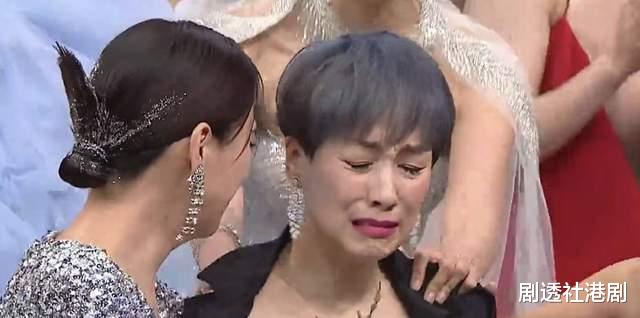 梁荣忠|香港知名男星满头灰白发现身!出轨港姐事业尽毁,至今仍是单身