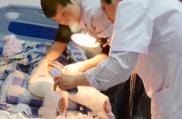 重庆老人因家暴被儿子打了一拳,2年后砍断孙女脚筋,怎么回事?