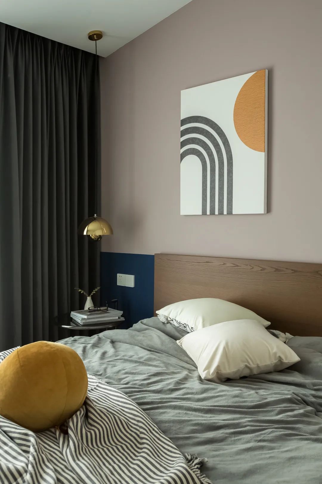 170㎡顶跃复式宅,「勃艮第红+蓝粉」分色,优雅又时髦!