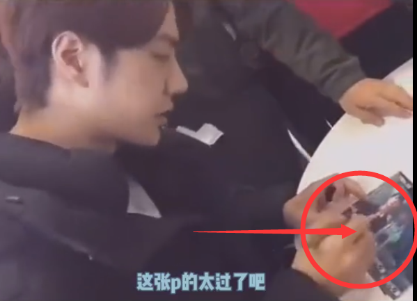 王一博|王一博曾被前经纪人黑脸翻白眼，签字现场3次回头问话被无视