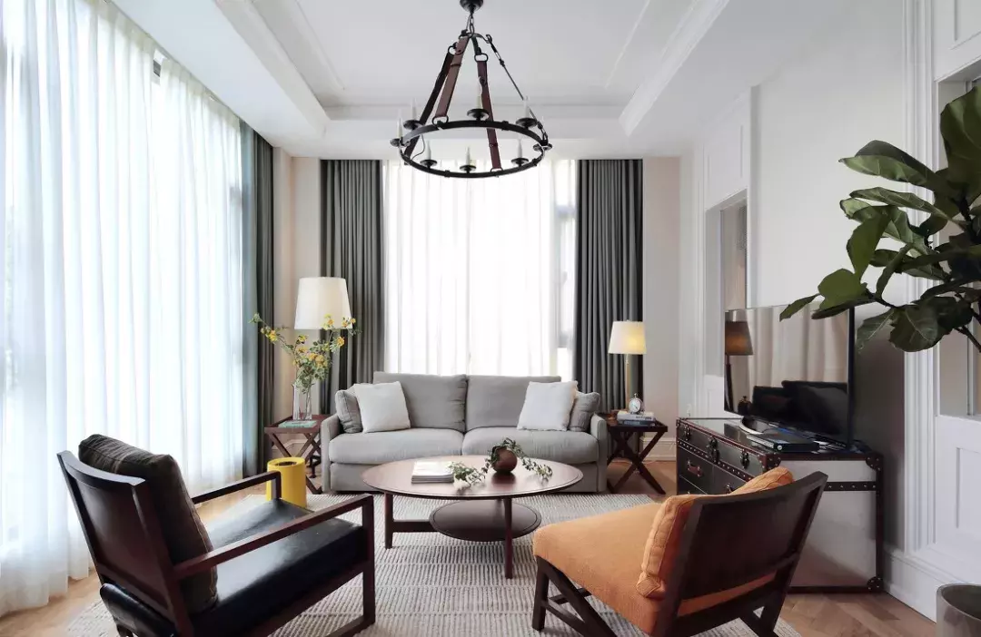 客厅沙发摆L型还是一字型?经设计师一改,家里上档次多了