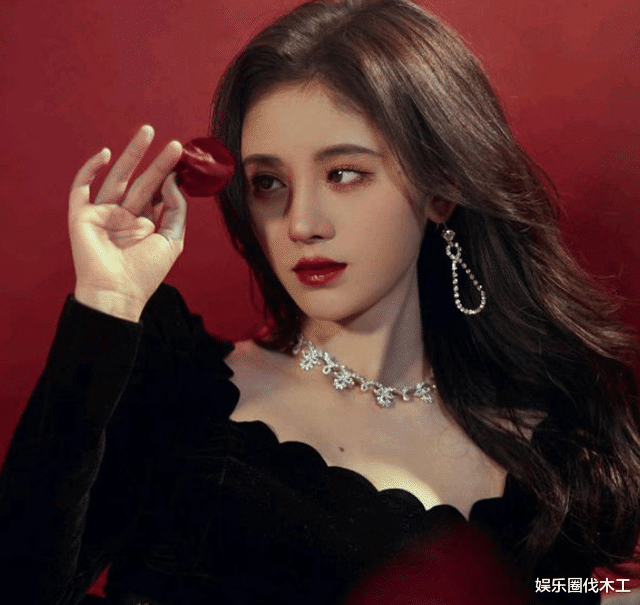 鞠婧祎|鞠婧祎改了眼妆如同“换脸”，脸颊凹凸不平，差点就认不出来了