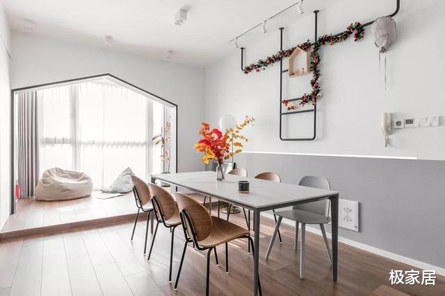 小夫妻不要客厅沙发和茶几，还在角落设计吧台区，让空间更加实用