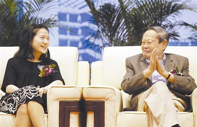 杨振宁|杨振宁夫妇甜蜜出行,穿“情侣毛衣”十指紧扣,差54岁的爱情真香