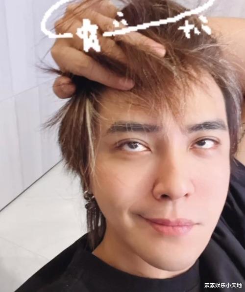 罗志祥|罗志祥在国外大街上搞怪，做各种滑稽的动作，疑似又开始放飞自我