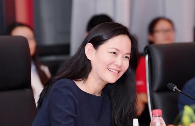 田朴珺|7位内地富豪妻子的颜值,马化腾老婆大气,王思聪妈妈气质高贵