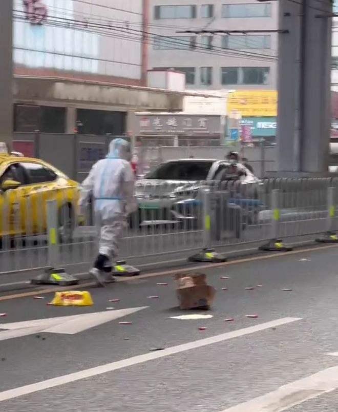 大白骑电车送核酸样本时被闯红灯车辆撞飞,随后他的举动让人心疼