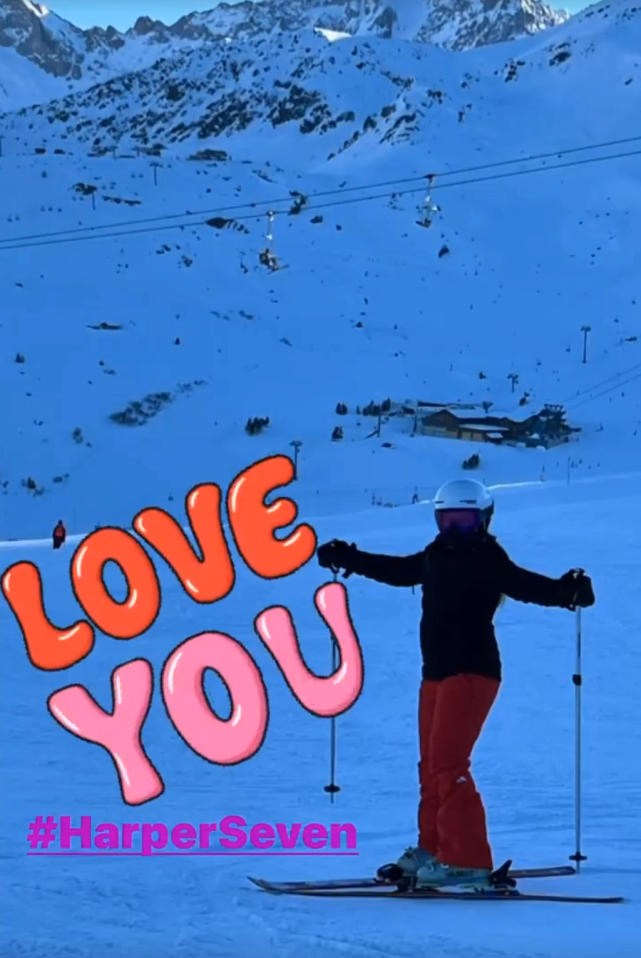 哈珀·贝克汉姆|贝克汉姆在滑雪场为三儿子庆生,晒与女儿小七亲吻照尽显父女情深