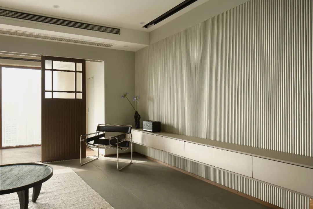 110㎡简约风,雾化壁炉+几何线条,简化空间功能,回归生活本质!