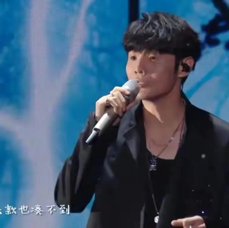 孙俪|39岁孙俪被生图出卖！穿鸾金色礼服献唱818晚会，胖一圈脸都肿了