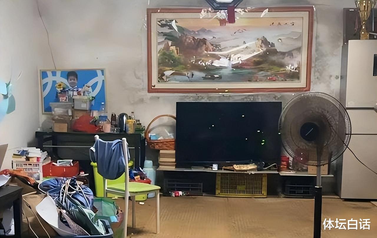 习惯清贫！全红婵妈妈卧室曝光，破旧纸箱装衣服，蚊帐+电扇度夏