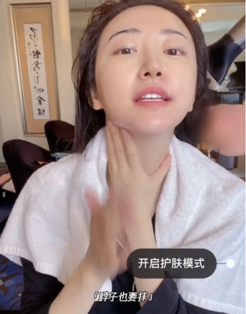 景甜 因“廉价”无人敢用的国货精华，景甜却用了很多年，难怪她素颜像“水煮蛋”