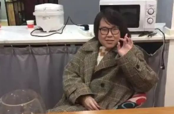 浪胃仙|网红浪胃仙被曝整容，鼻子红肿面部惊悚，下巴酷似蛇精脸