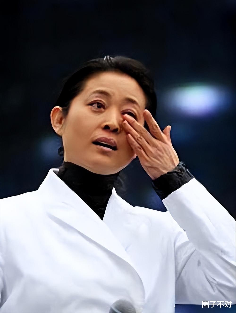 倪萍|倪萍：三婚两次失败，为救儿子给冯小刚下跪，46岁嫁导演终获幸福