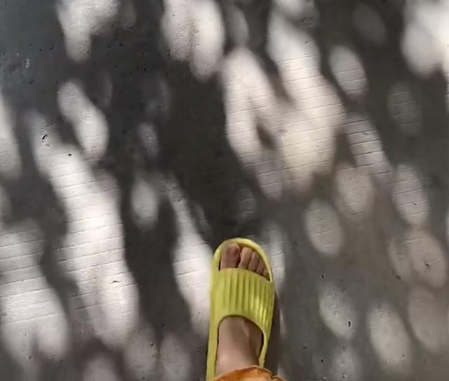 陕西一女子穿睡衣拖鞋跟婆婆身后,婆婆转身惊艳网友:差距有点大