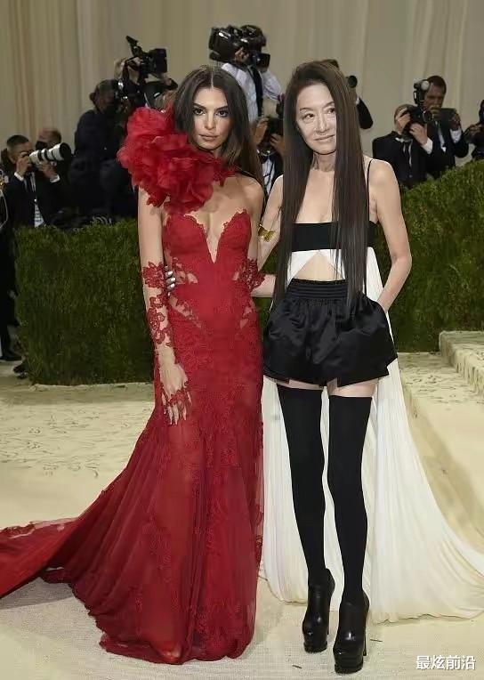 72岁王薇薇真敢穿！露脐装配高筒袜玩年轻，面部状态暴露真实年龄