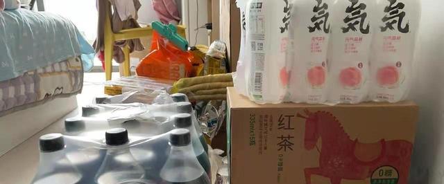 杭州|杭州一程序员“硬核式”囤货走红，按箱购买，物资堆满客房