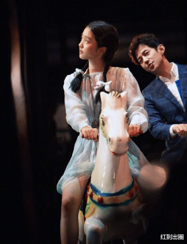 黄忆慈|16岁黄多多首次担任导演！素面朝天气质成熟，和男同学合照显亲密