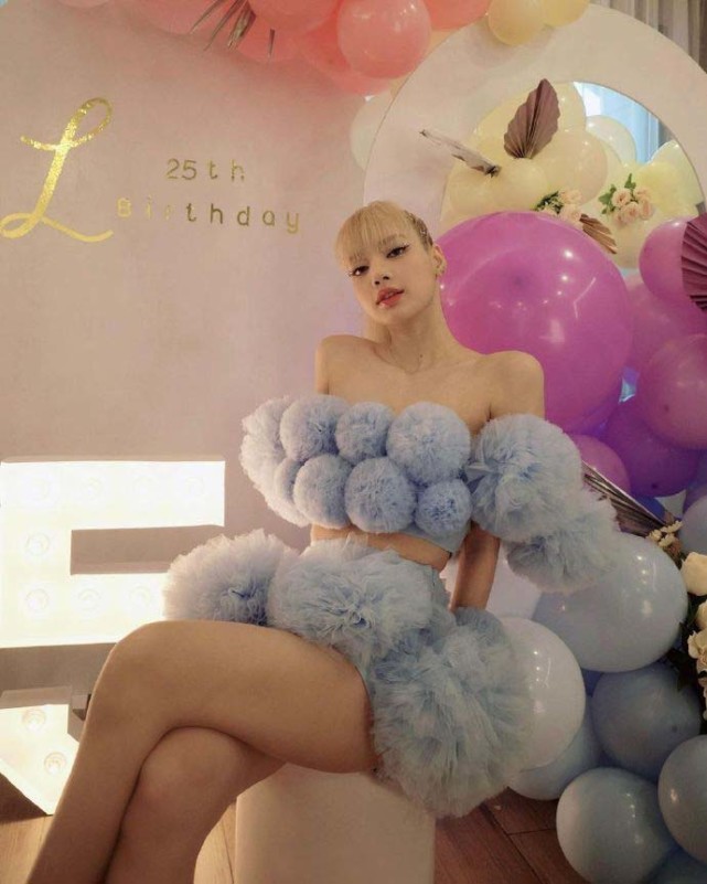 余生 Lisa25岁生日庆生照爆棚，金发蓝裙高马尾，不愧人间芭比