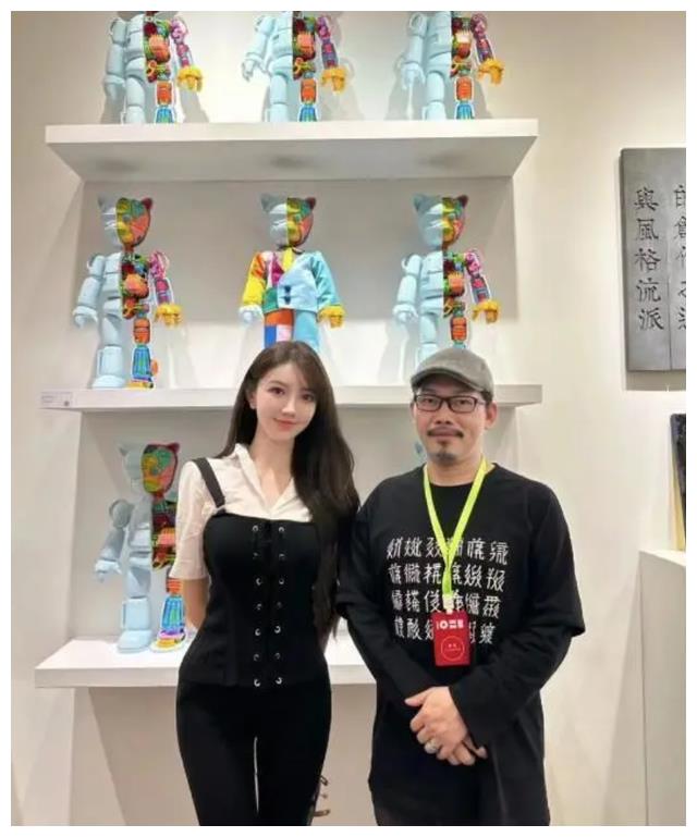 黄晓明|黄晓明带叶珂看展,为避嫌与其分开合照,女方颜值高身材超好