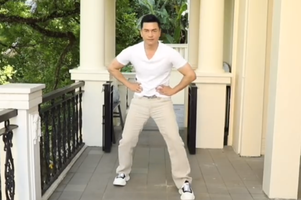 吕良伟|吕良伟与一众富婆爬山，穿背心手臂肌肉太抢镜，66岁仍健硕似小伙