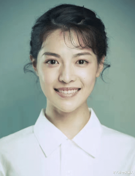 董洁|同样20岁的年纪，一个亭亭玉立，一个“土”成大妈，差距真大啊