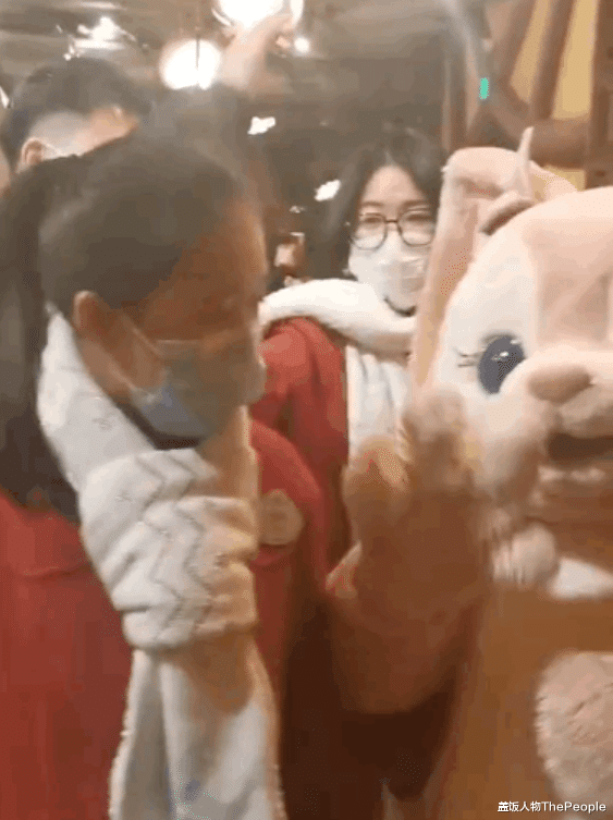 郑爽|一天10个瓜！虐童、婚变、央视女主持整容、大衣哥400万接儿媳…