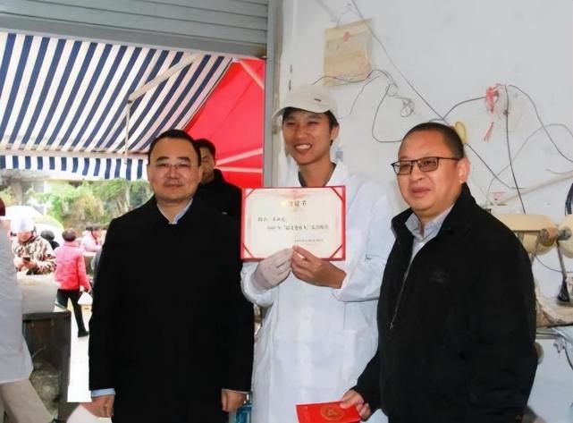 浙江老人吃“霸王餐”9年,意外去世时,为何店家看着“假币”哭了?