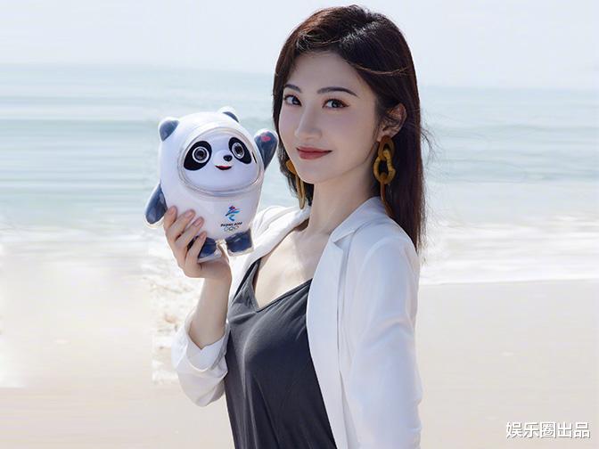 景甜|景甜晒出2张生活照，手中玩偶引起热议，被质疑“蹭热度”