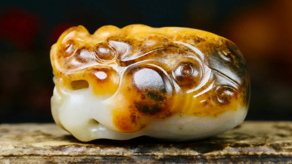 |破石头还是和田玉？虎皮鸡骨白籽料巧雕“玉龙首”！