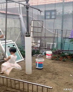 “伴娘怕抢了新娘风头躲在角落里玩手机!”这伴娘确实没得挑啊