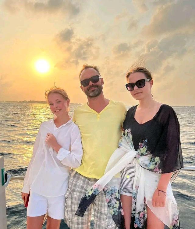 莎莎|莎莎K宝不带我玩？千金和家人度假玩得开心，同神秘男人亲密合照