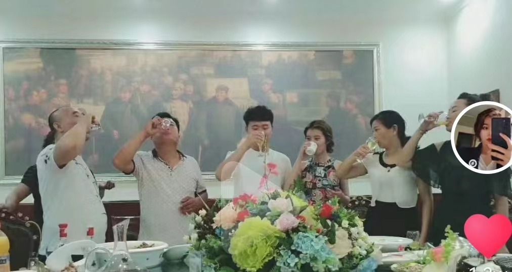 安妮·海瑟薇|田静妹妹晒照秀幸福，从校服走到婚纱超幸福，家风家境影响三代人