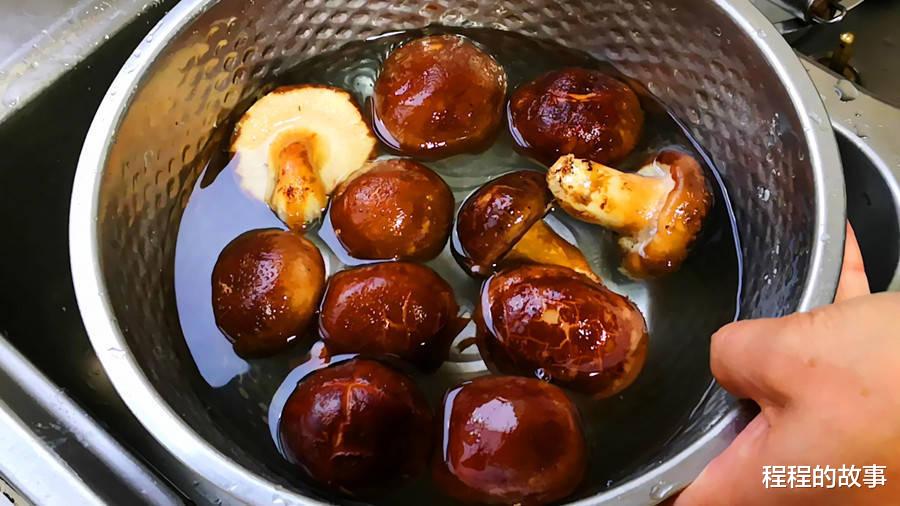 洗香菇时,万不可只用清水洗,教你1招,虫卵和脏东西自动跑出来