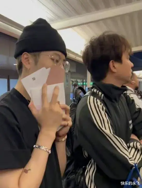 王嘉尔|王嘉尔发文,粉丝帮忙解读,拒绝做第二个李易峰,还是值得相信的。