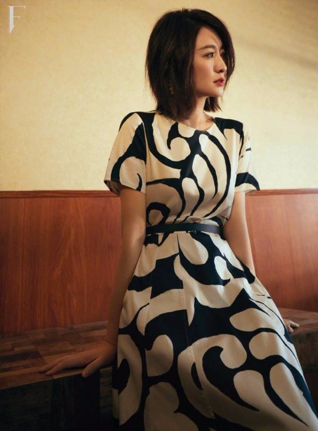 李小冉|李小冉氛围感大片曝光 风格多变气质优雅