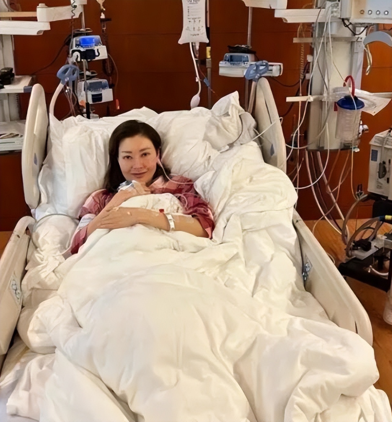 李嘉欣|52岁李嘉欣坐游艇出游,小腹凸起赘肉抢镜,小腿大腿都壮实了