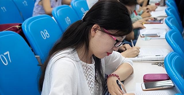 教师|教育行业重新“洗牌”,4类教师或面临职业危机,铁饭碗不铁了?