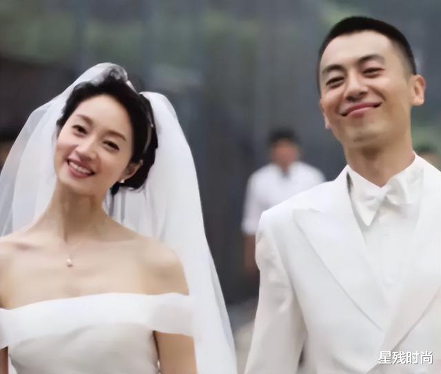 朱亚文娇妻现身农村，在田野漫步太接地气！