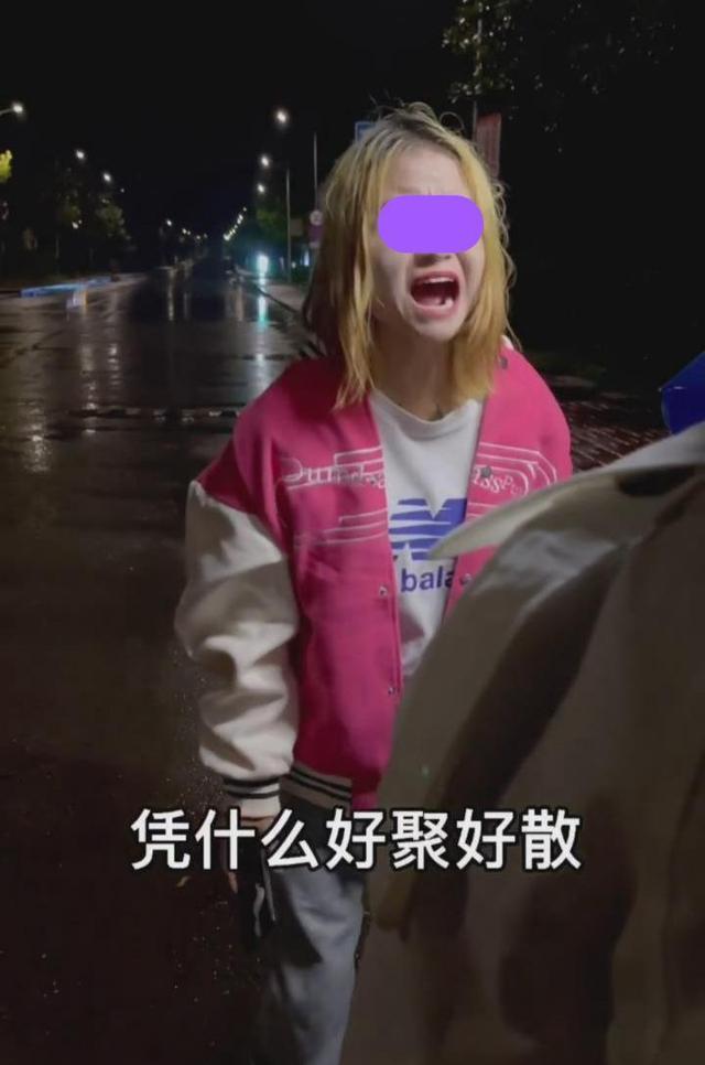 浙江:女子街头对男友怒吼:凭什么好聚好散,我心动一次容易吗