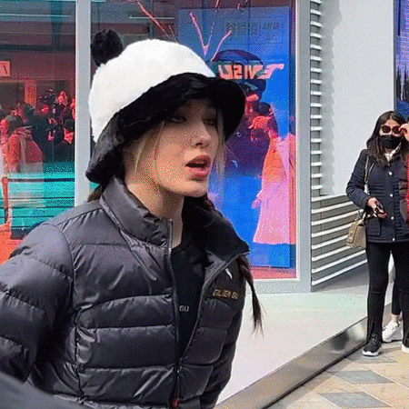 方媛|谷爱凌翘起二郎腿,霸气又可爱!冬奥冠军来三里屯,大批粉丝守候