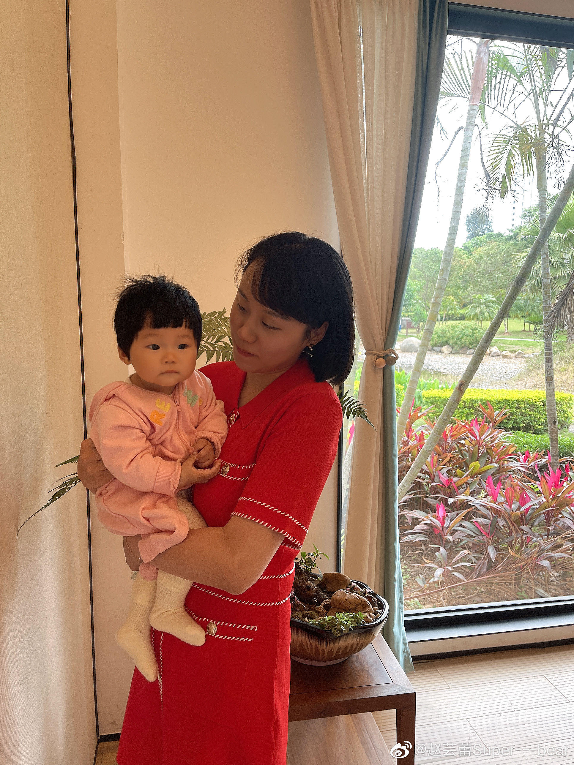 国羽|国羽世界冠军夫妻带娃！奥运冠军身穿一袭红裙，怀抱女儿满脸温柔
