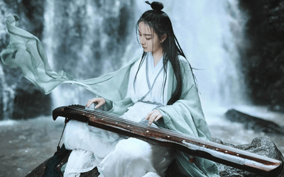 |温如春从小就酷爱弹琴，即使住在旅店里，也一时一刻离不开琴