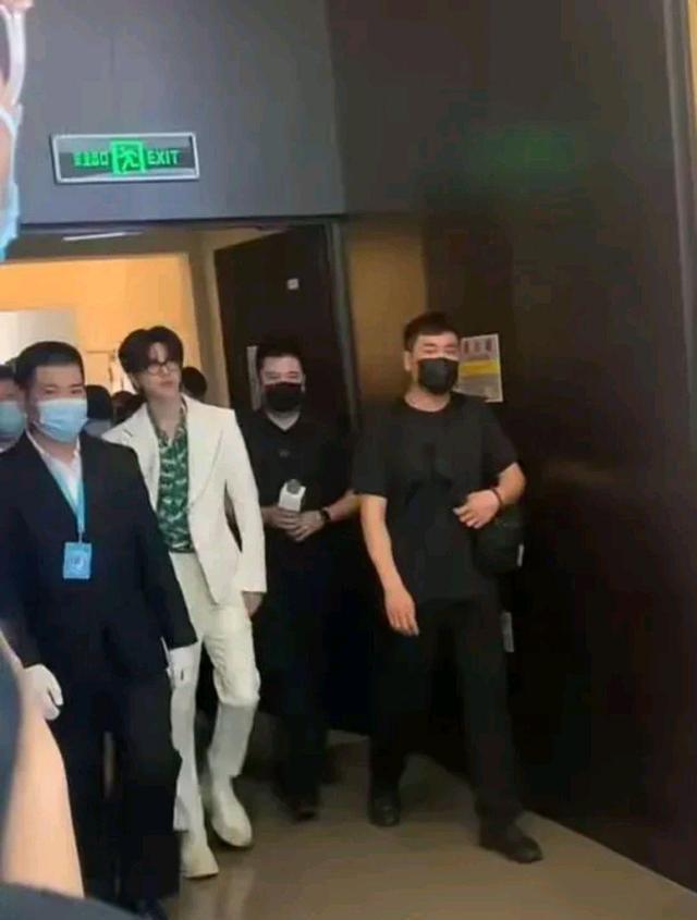 张艺兴|奚梦瑶对自己太狠了？蔡徐坤出场排面大？张艺兴谷爱凌直播连线？