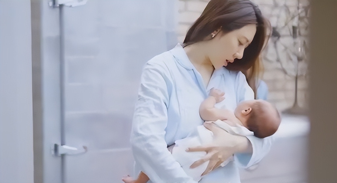 熊黛林|宋丹丹为小孙子办满月宴，亲抚宝宝脸颊太温柔，大孙子五官似巴图