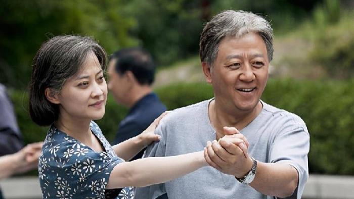 安杰|父母爱情：穿着高跟鞋和布拉吉去挑水，此举背后安杰在想什么呢？