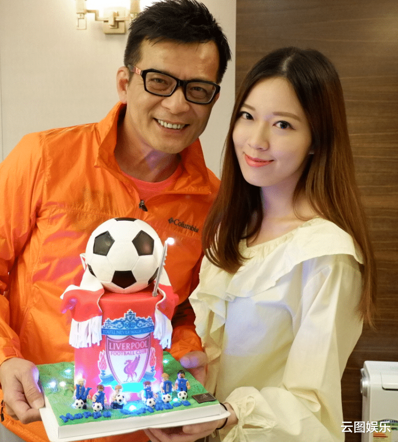 黄日华|黄日华32岁女儿晒靓照，染金发皮肤白到发光，美貌出众已出道多年