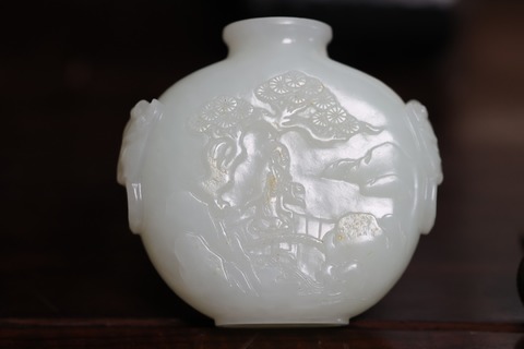 |和田玉籽料“洒金皮 松下高士图”鼻烟壶 .