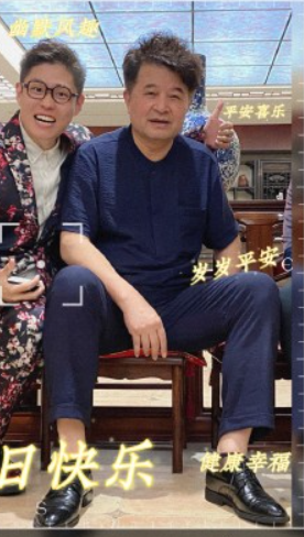 毕福剑|63岁毕福剑生日与侄子合影！头发凌乱脸部浮肿，裤子短露一截脚腕